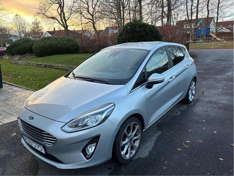 Grå Begagnad 2018 Ford Fiesta Titanium Halvkombi | 105 000 kr (Marknadspris) - Bild 1/4