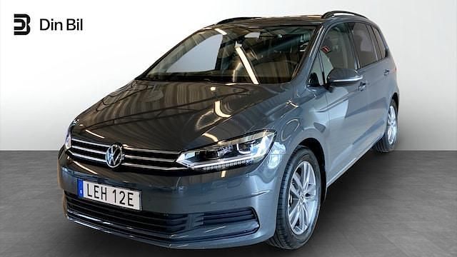 Mörkgrå Begagnad 2024 VW Touran Life Minibuss | 369 900 kr (Bra pris) - Bild 1/4