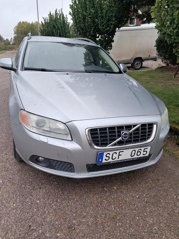 Silver Begagnad 2009 Volvo V70 Momentum Kombi | 37 000 kr (Bra pris) - Bild 1/4