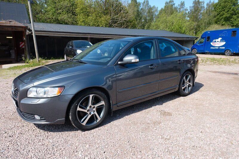 Grå Begagnad 2011 Volvo S40 Momentum Sedan | 64 900 kr (Lite dyr) - Bild 1/4