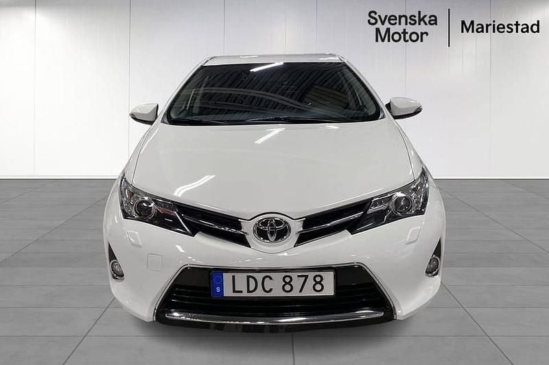 Begagnad Toyota Auris Edition 125 HK (91 kW) 2015 Vit Halvkombi