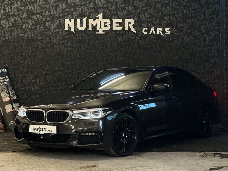 Grå Begagnad 2020 BMW 530e iPerformance Sedan | 329 900 kr (Marknadspris) - Bild 1/4