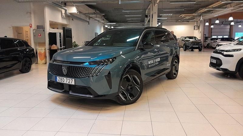 Blå Begagnad 2024 Peugeot e-5008 Ultimate SUV | 569 900 kr (Marknadspris) - Bild 1/4