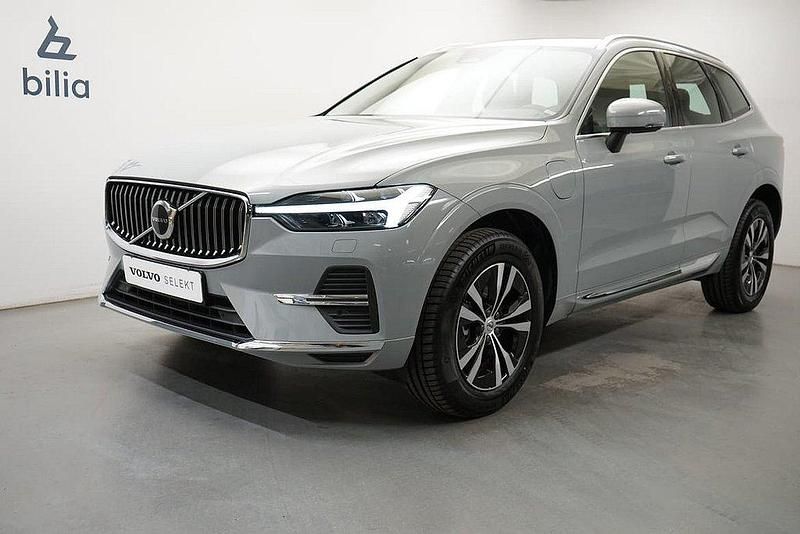 Grå Begagnad 2024 Volvo XC60 Core SUV | 519 900 kr (Marknadspris) - Bild 1/3