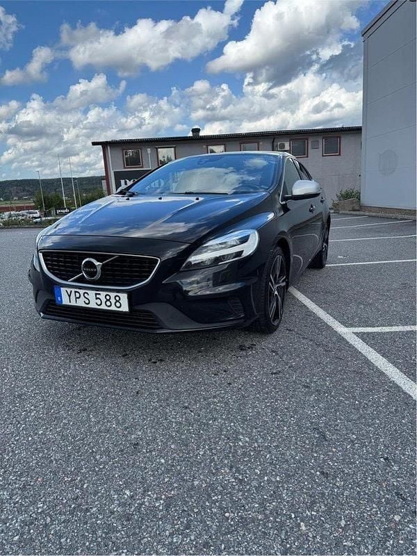 Svart Begagnad 2018 Volvo V40 R-Design Kombi | 177 000 kr (Bra pris) - Bild 1/4