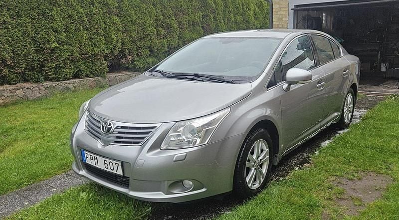 Grå Begagnad 2009 Toyota Avensis Business Edition Sedan | 71 000 kr (Marknadspris) - Bild 1/4