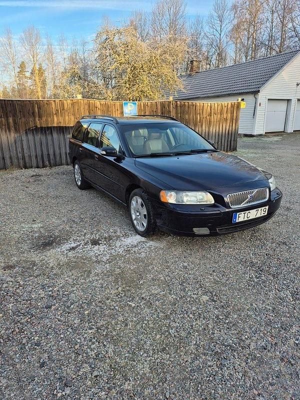 Mörkblå Begagnad 2007 Volvo V70 Momentum Kombi | 39 800 kr (Marknadspris) - Bild 1/4