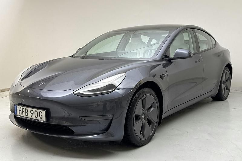 Grå Begagnad 2021 Tesla Model 3 Sedan | 289 000 kr (Marknadspris) - Bild 1/4