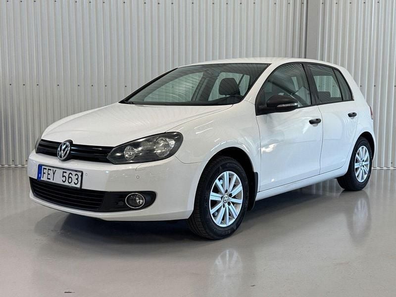 Vit Begagnad 2012 VW Golf Halvkombi | 69 900 kr (Marknadspris) - Bild 1/4