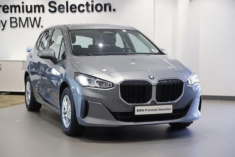 Grå Begagnad 2024 BMW 225 Active Tourer Shadowline Minibuss | 369 000 kr (Marknadspris) - Bild 1/3