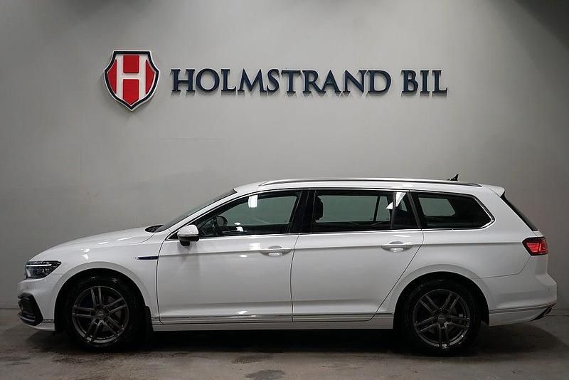 Vit Begagnad 2023 VW Passat Executive Kombi | 274 900 kr (Marknadspris) - Bild 1/4