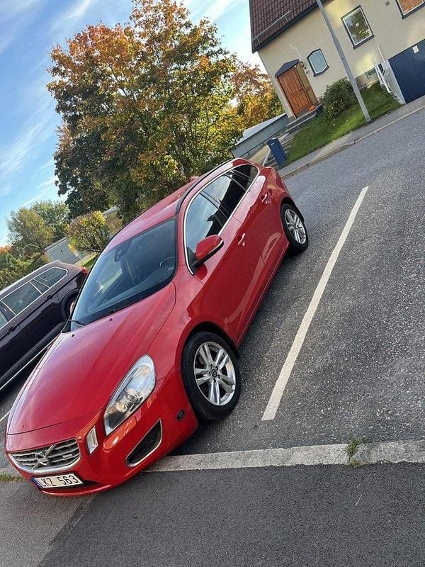 Röd Begagnad 2011 Volvo V60 Momentum Kombi | 59 000 kr (Marknadspris) - Bild 1/4