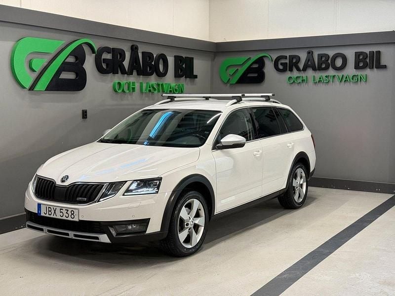 Vit Begagnad 2018 Skoda Octavia Scout Kombi | 149 900 kr (Marknadspris) - Bild 1/4