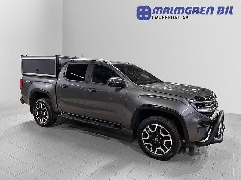 Grå (gråmetallic) Begagnad 2023 VW Amarok Edition Pickup | 748 750 kr (Dyr) - Bild 1/4
