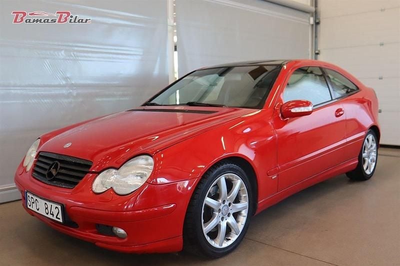 Röd Begagnad 2002 Mercedes C230 Halvkombi | 59 900 kr - Bild 1/4