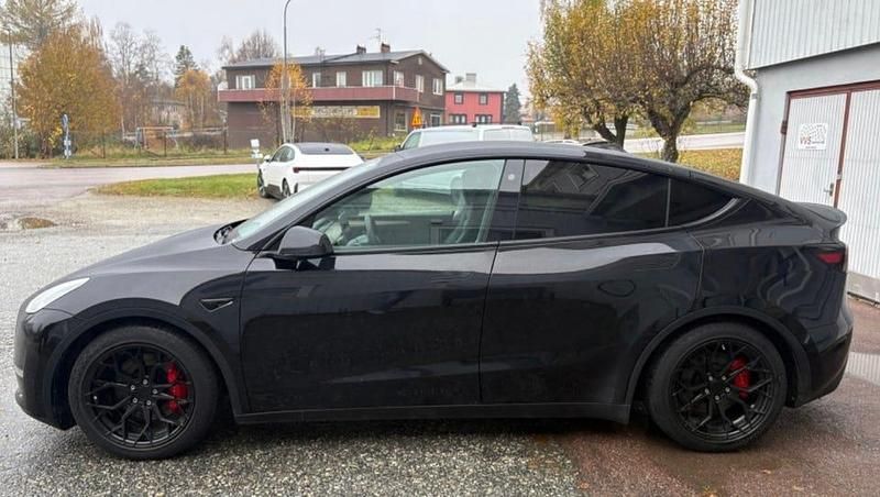 Begagnad 2023 Tesla Model Y Performance SUV | 360 000 kr (Bra pris) - Bild 1/4