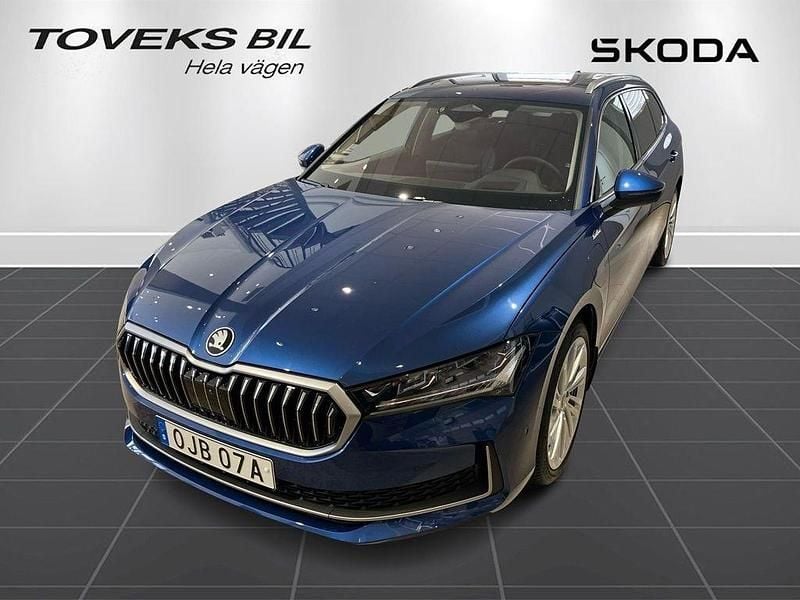 Blå (cobalt blue metallic) Ny 2025 Skoda Superb LAURIN & KLEMENT Kombi | 644 300 kr - Bild 1/4