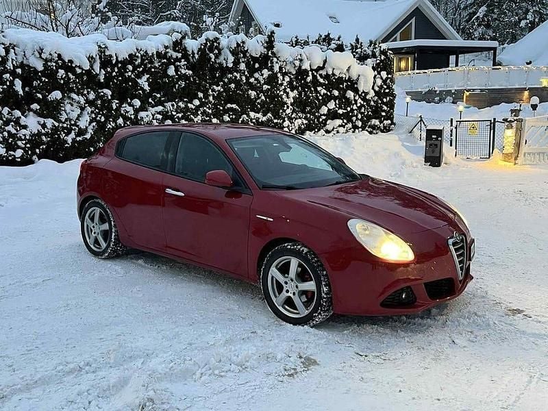 Röd Begagnad 2011 Alfa Romeo Giulietta Progression Halvkombi | 54 900 kr - Bild 1/4