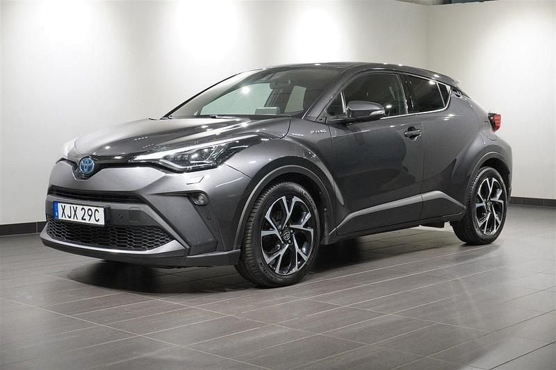 Mörkgrå (mgrå) Begagnad 2020 Toyota C-HR+ Edition SUV | 209 900 kr (Marknadspris) - Bild 1/4