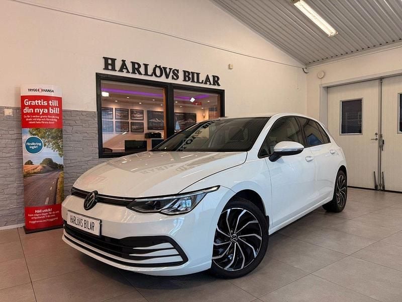 Vit Begagnad 2023 VW Golf VIII Halvkombi | 174 900 kr (Bra pris) - Bild 1/4