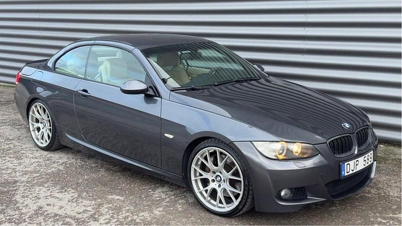 Grå Begagnad 2007 BMW 335 Cabriolet M Sport Cab | 179 900 kr (Marknadspris) - Bild 1/4