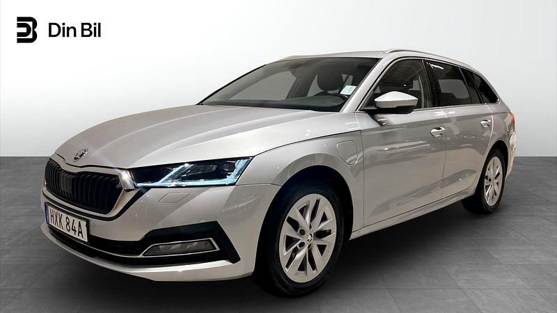 Silver Begagnad 2023 Skoda Octavia Kombi | 299 900 kr - Bild 1/4