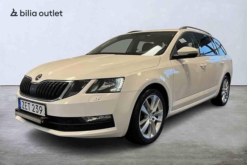Vit Begagnad 2018 Skoda Octavia Kombi | 119 900 kr (Marknadspris) - Bild 1/1