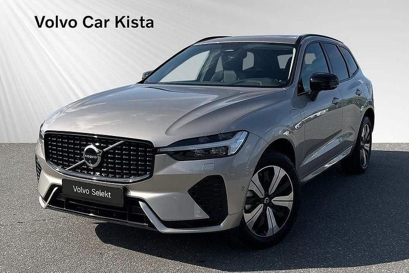 Ljusgrå Begagnad 2024 Volvo XC60 Plus SUV | 559 900 kr (Marknadspris) - Bild 1/3
