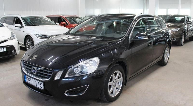 Svart Begagnad 2012 Volvo V60 Summum Kombi | 119 999 kr (Marknadspris) - Bild 1/4
