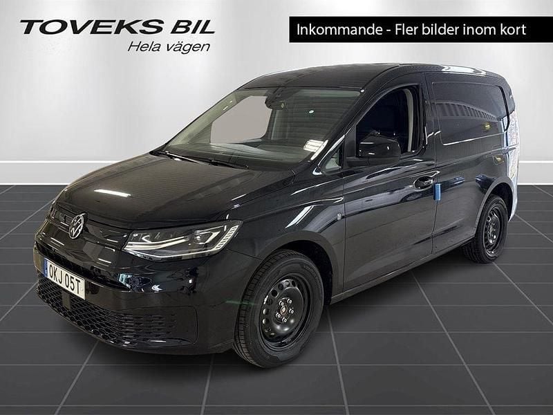 Svart (deep black pärleffekt) Ny 2025 VW Caddy Minibuss | 389 900 kr (Marknadspris) - Bild 1/4