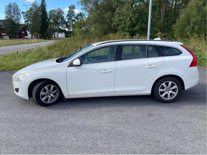 Vit Begagnad 2012 Volvo V60 Momentum Kombi | 39 000 kr (Lite dyr) - Bild 1/4