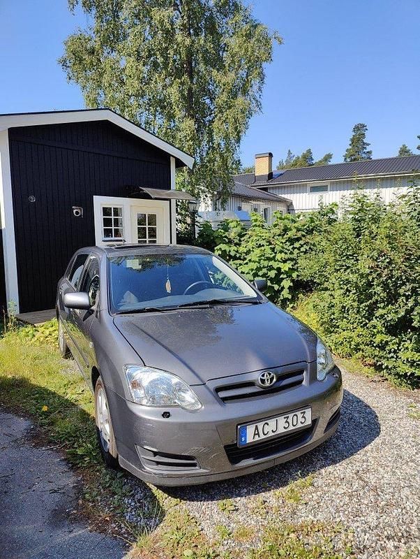 Grå Begagnad 2007 Toyota Corolla Halvkombi | 30 000 kr (Marknadspris) - Bild 1/4