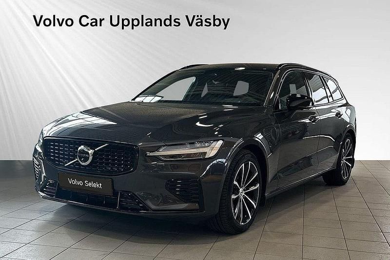 Grå Begagnad 2025 Volvo V60 Plus Kombi | 499 900 kr (Marknadspris) - Bild 1/3