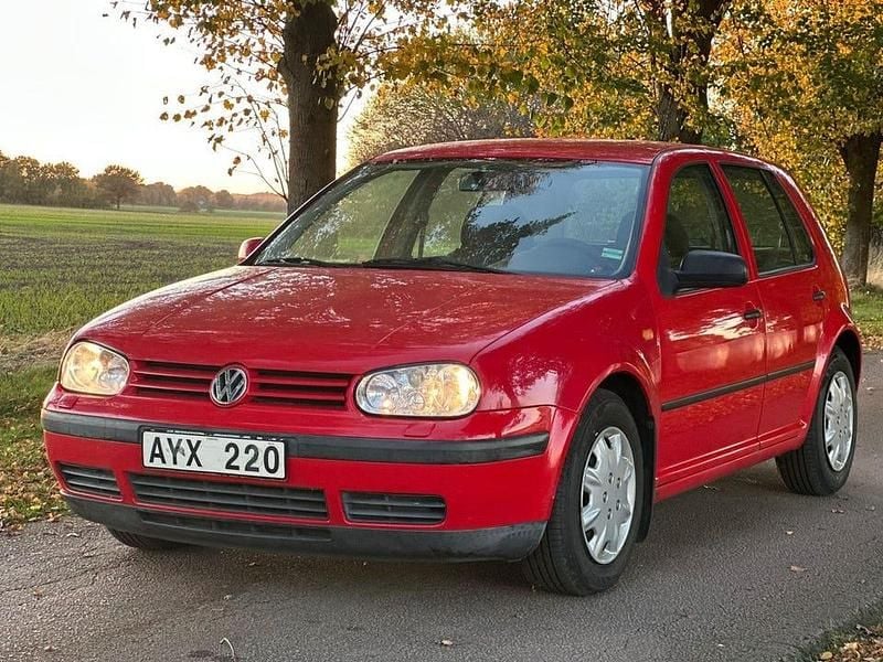 Begagnad VW Golf IV Trendline 101 HK (74 kW) 1998 Röd Halvkombi