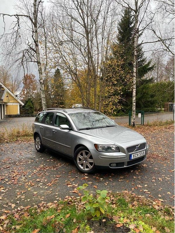 Silver Begagnad 2006 Volvo V50 Momentum Kombi | 58 000 kr (Marknadspris) - Bild 1/4