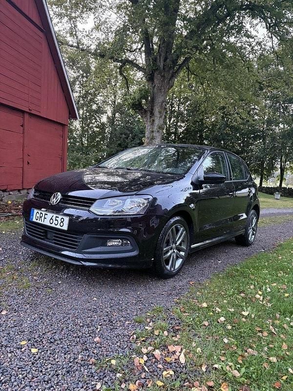 Svart Begagnad 2017 VW Polo R-line Halvkombi | 100 000 kr (Bra pris) - Bild 1/4