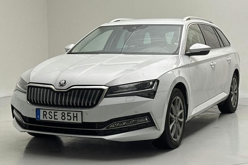 Begagnad Skoda Superb 218 HK (160 kW) 2022 Vit Kombi