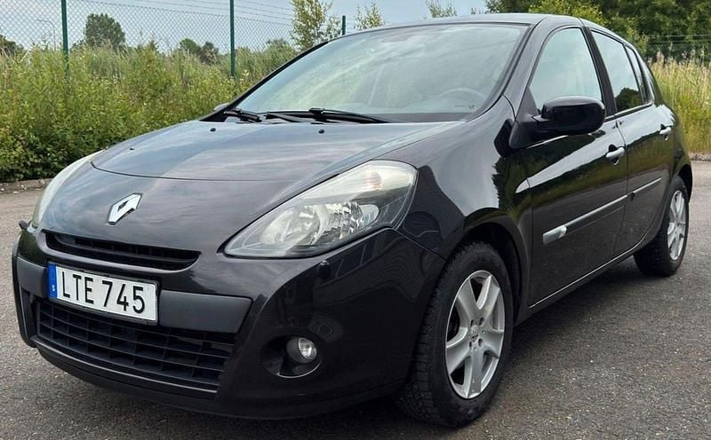 Svart (svartmetallic) Begagnad 2011 Renault Clio II Halvkombi | 37 900 kr (Marknadspris) - Bild 1/4