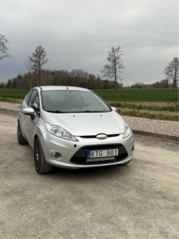Grå Begagnad 2010 Ford Fiesta Titanium Halvkombi | 35 000 kr (Marknadspris) - Bild 1/4