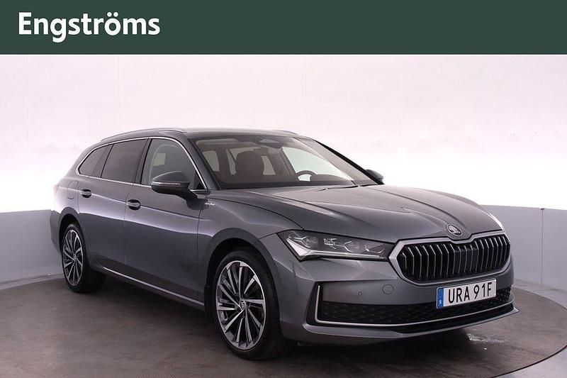 Grå Begagnad 2024 Skoda Superb LAURIN & KLEMENT Kombi | 479 000 kr - Bild 1/4