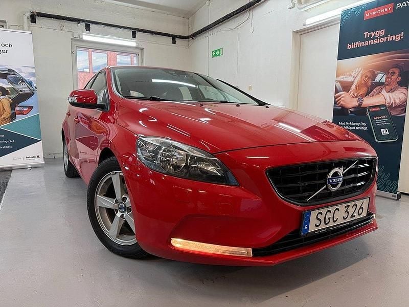 Röd Begagnad 2014 Volvo V40 Kinetic Kombi | 109 000 kr (Marknadspris) - Bild 1/4