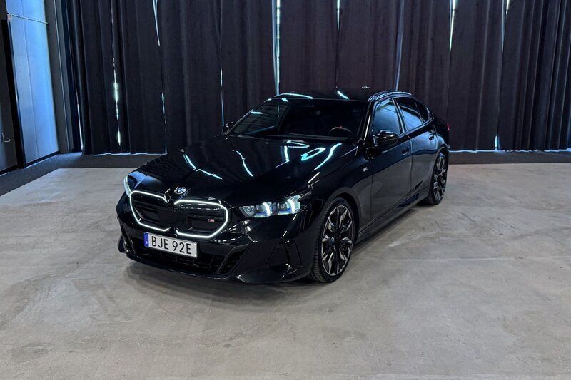 Svart Begagnad 2024 BMW i5 M Sport Sedan | 779 900 kr - Bild 1/4