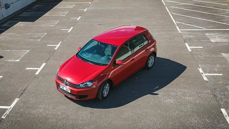 Röd Begagnad 2010 VW Golf VI Halvkombi | 84 900 kr (Marknadspris) - Bild 1/4