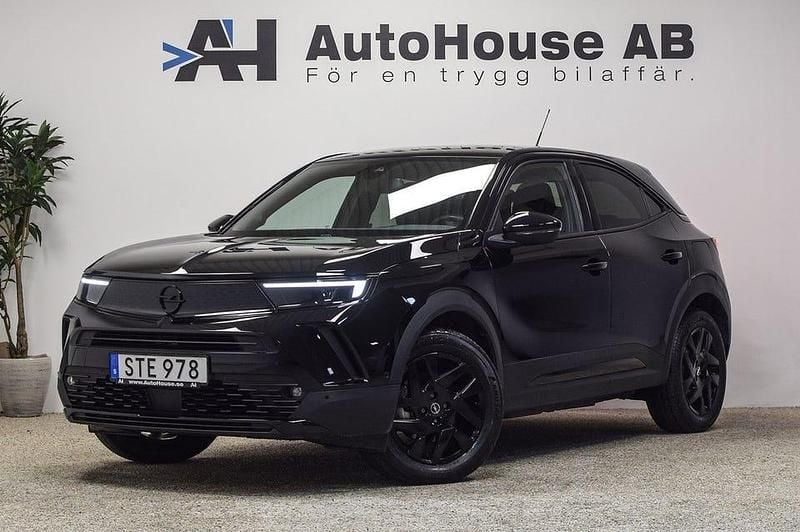 Svart Begagnad 2022 Opel Mokka-e GS Line SUV | 184 000 kr (Marknadspris) - Bild 1/4
