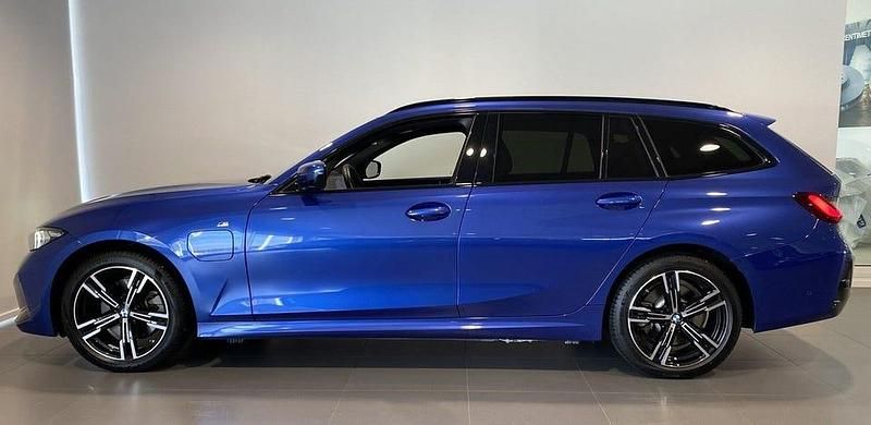 Begagnad BMW 330 M Sport 184 HK (135 kW) 2025 Blå Kombi