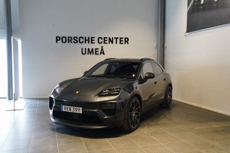 Grå Ny 2025 Porsche Macan SUV | 1 293 500 kr (Marknadspris) - Bild 1/4