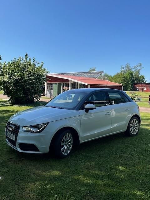 Vit Begagnad 2013 Audi A1 Sportback Sport Halvkombi | 89 500 kr (Marknadspris) - Bild 1/4