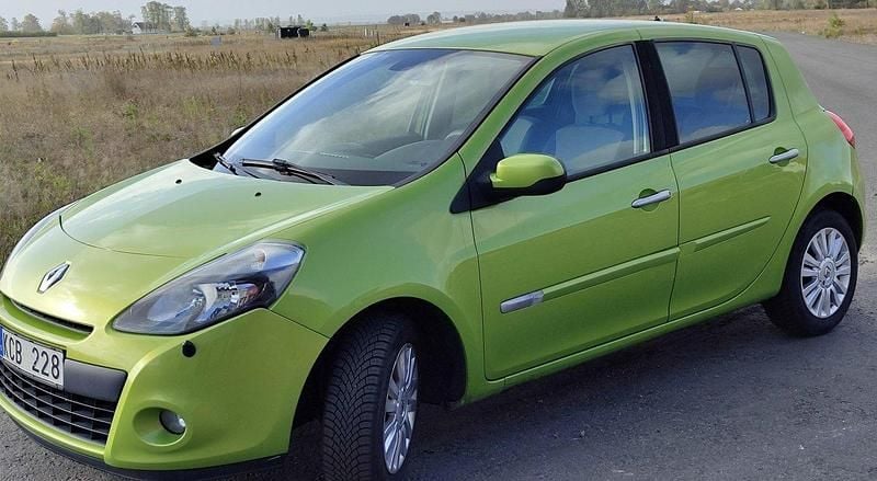 Grön Begagnad 2010 Renault Clio R.S. Halvkombi | 25 000 kr (Marknadspris) - Bild 1/3