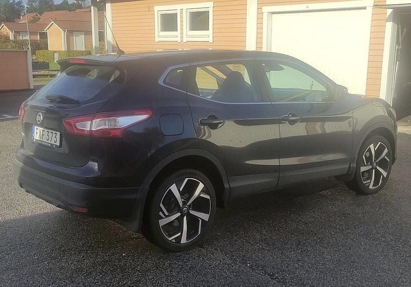 Svart Begagnad 2015 Nissan Qashqai SUV | 110 000 kr (Marknadspris) - Bild 1/4