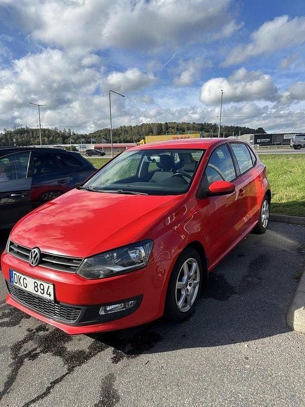 Röd Begagnad 2011 VW Polo Halvkombi | 60 000 kr (Marknadspris) - Bild 1/4